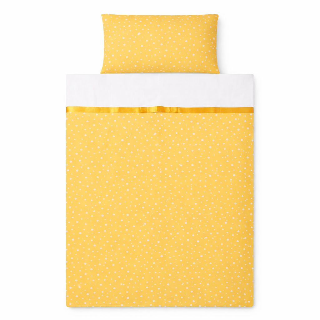 Gelbe Babybettwäsche mit weißen Punkten, weißer Zierblende und goldener Satinborte – Draufsicht