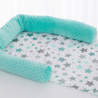 Babyhafen Hausbett Grün Sterne – Detailaufnahme des Bettsets mit Minky-Nestchen und Sternenmuster