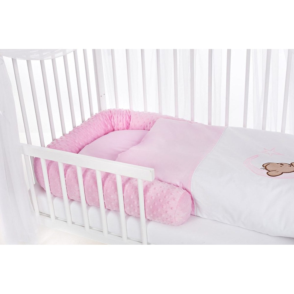 Weißes Hausbett Kinderbett mit Nestchen, Himmel und rosa Dekoration