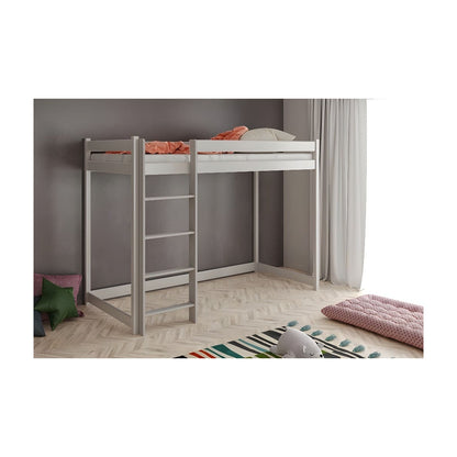 Massivholz-Hochbett 200×90 cm mit Leiter, aufgebaut in einem modernen Kinderzimmer mit grauer Wand und hellen Textilien