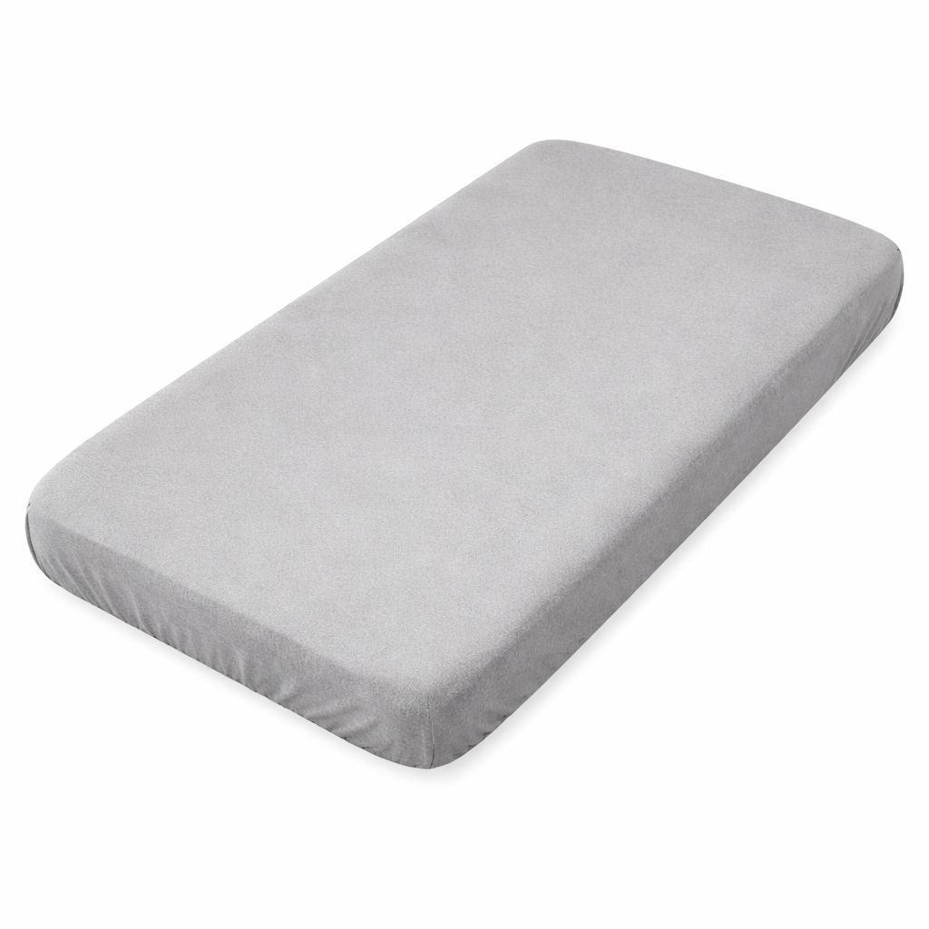 Graues Spannbettlaken aus Baumwolle auf Babybett 50×100 cm, passgenau und glatt gespannt