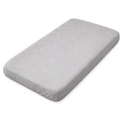 Graues Spannbettlaken aus Baumwolle auf Babybett 50×100 cm, passgenau und glatt gespannt