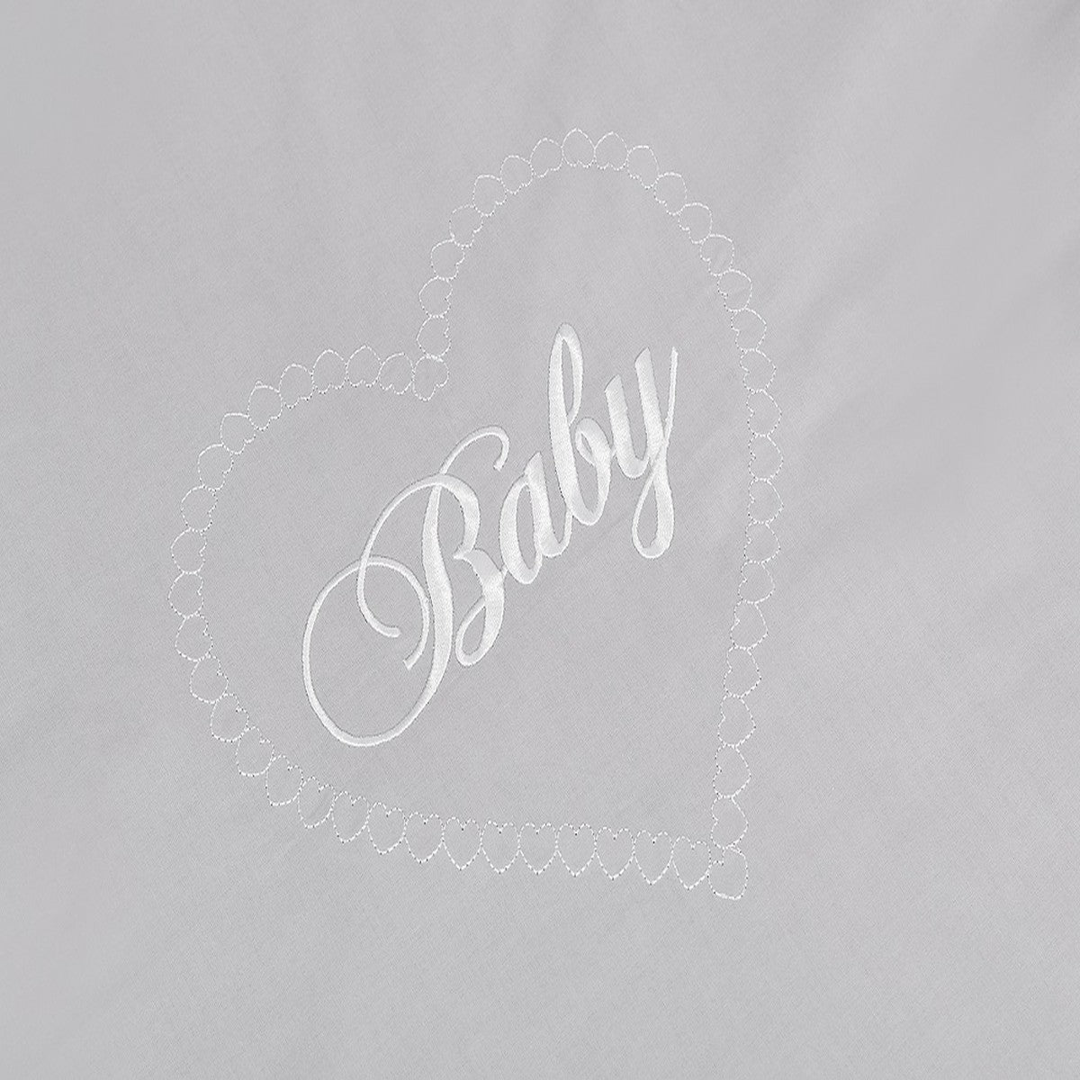 Bestickter Stoff mit Herzmotiv und Schriftzug „Baby“ in Grau – Detail von Babyhafen Bettwäsche