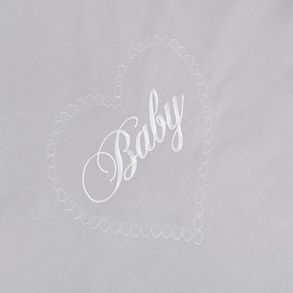 Bestickter Stoff mit Herzmotiv und Schriftzug „Baby“ in Grau – Detail von Babyhafen Bettwäsche