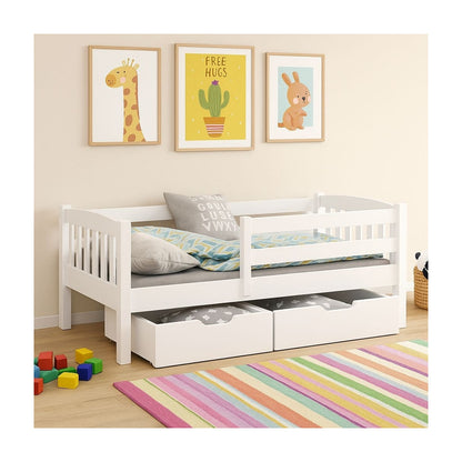 Weißes Massivholz-Kinderbett 90×200 cm mit Rausfallschutz und zwei Schubladen, eingerichtet in einem modernen Kinderzimmer