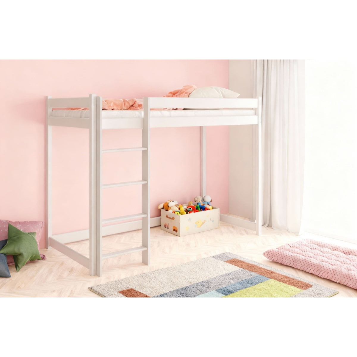 Weißes Massivholz-Hochbett 200×90 cm mit Leiter, eingerichtet in einem hellen Kinderzimmer mit rosa Wand und Spielzeug