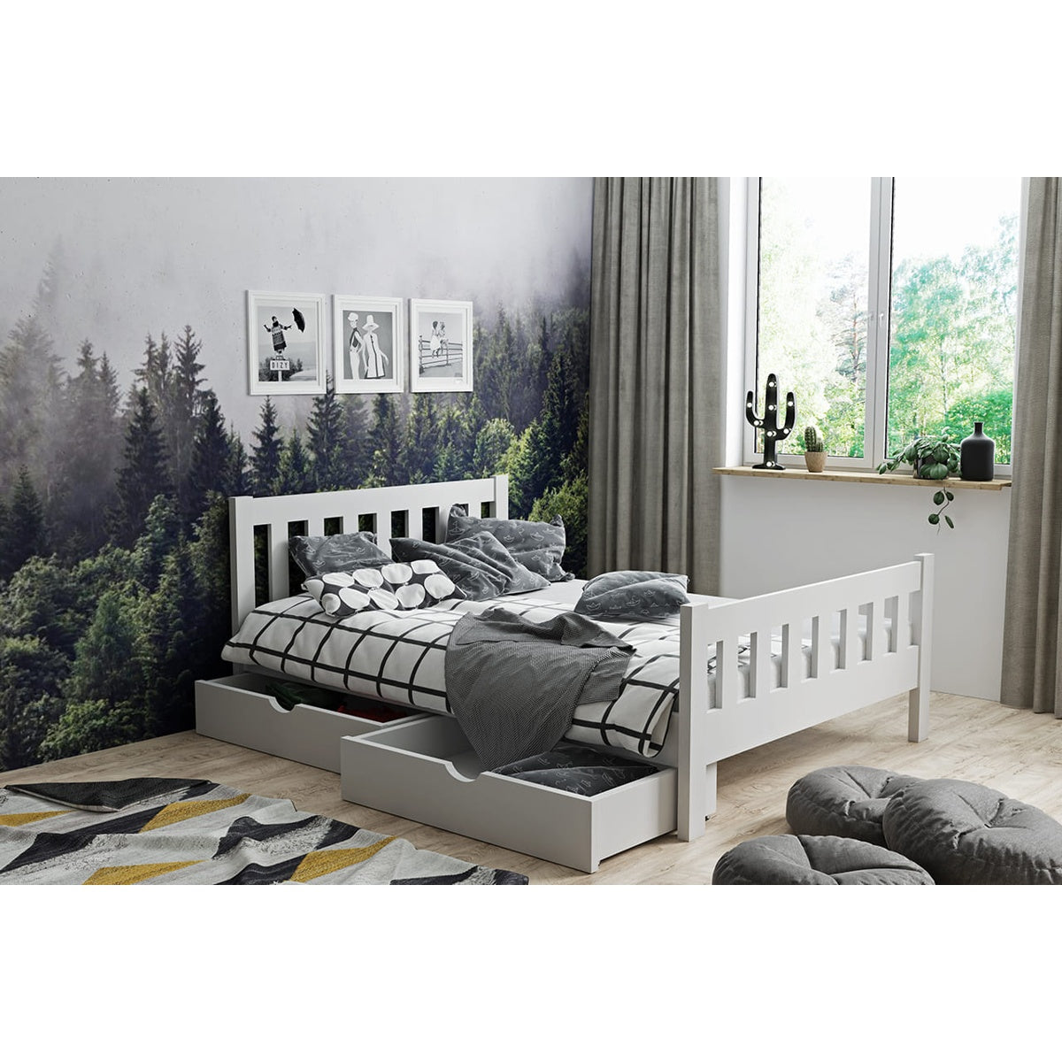 Weißes Massivholz-Kinderbett 200×90 cm mit zwei ausziehbaren Schubladen, präsentiert in einem modernen Zimmer mit Waldtapete