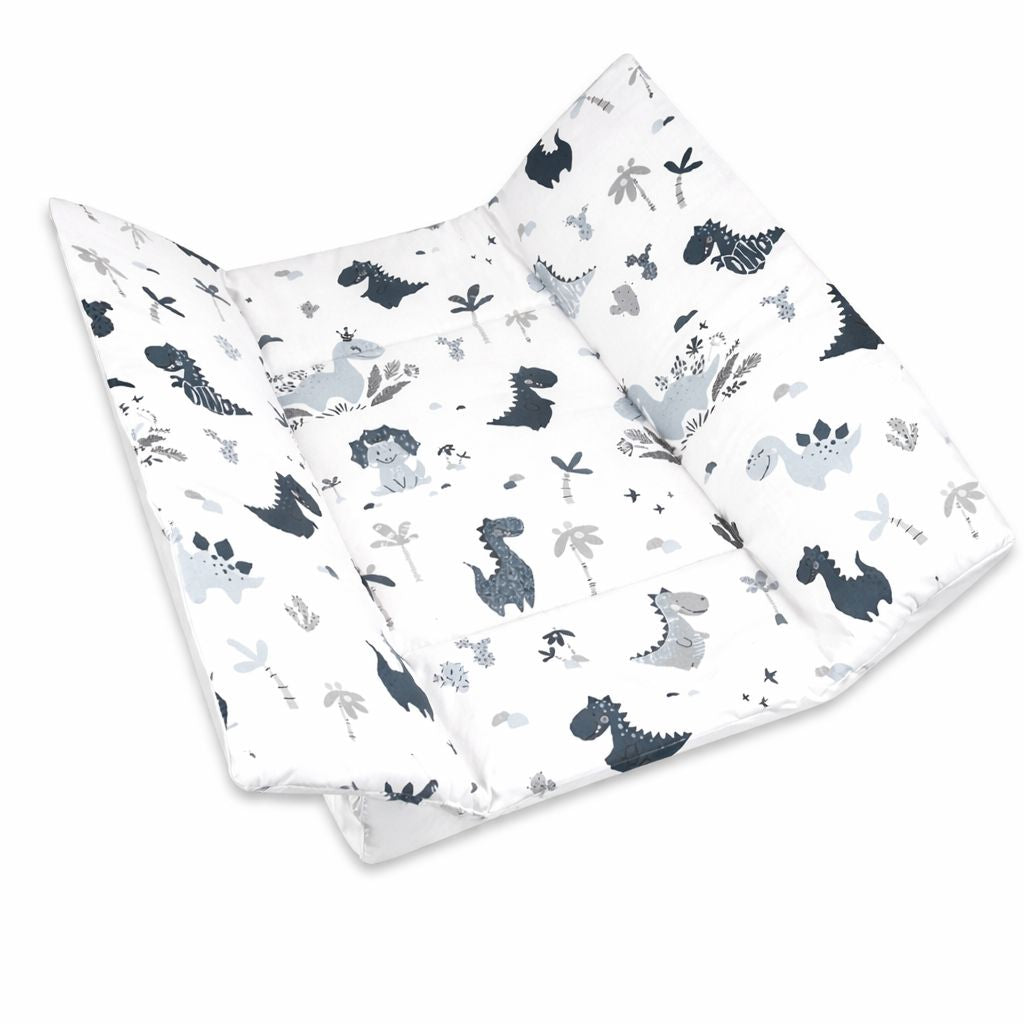 Quadratische Wickelauflage in der Größe 75 × 75 cm mit erhöhten, weich gepolsterten Rändern.