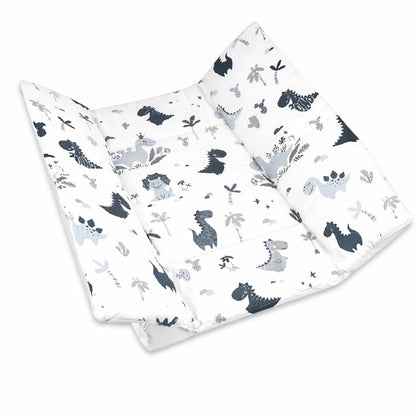 Quadratische Wickelauflage in der Größe 75 × 75 cm mit erhöhten, weich gepolsterten Rändern.