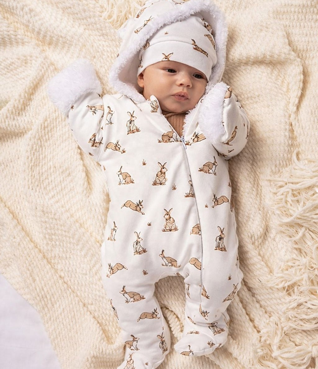 Baby trägt gefütterten Overall mit Kapuze in Creme mit Hasenmotiv BENIO