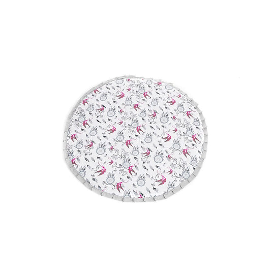 Runde Baby-Spielmatte mit Rüschen – Traumfänger & Schwalben, Weiß/Grau/Rosa