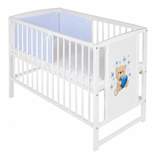 Weißes Babybett mit süßem Bärenmotiv, Matratze und Nestchen – ideal fürs Kinderzimmer 