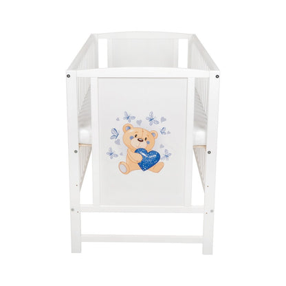 Babyhafen Babybett 60x120 cm Weiß mit Bär und blauem Herz Motiv am Kopfteil