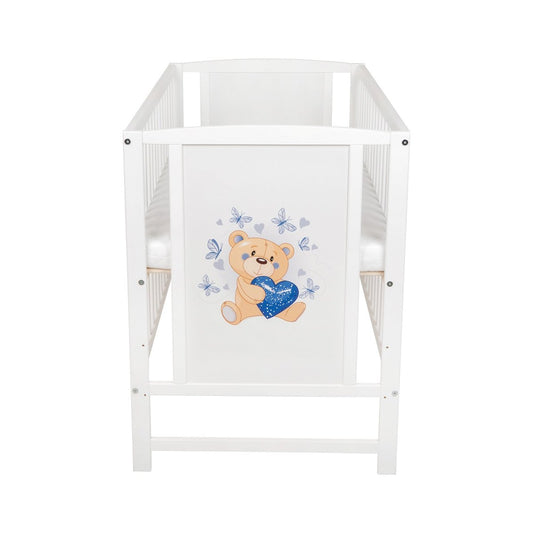 Babyhafen Babybett 60x120 cm Weiß mit Bär und blauem Herz Motiv am Kopfteil