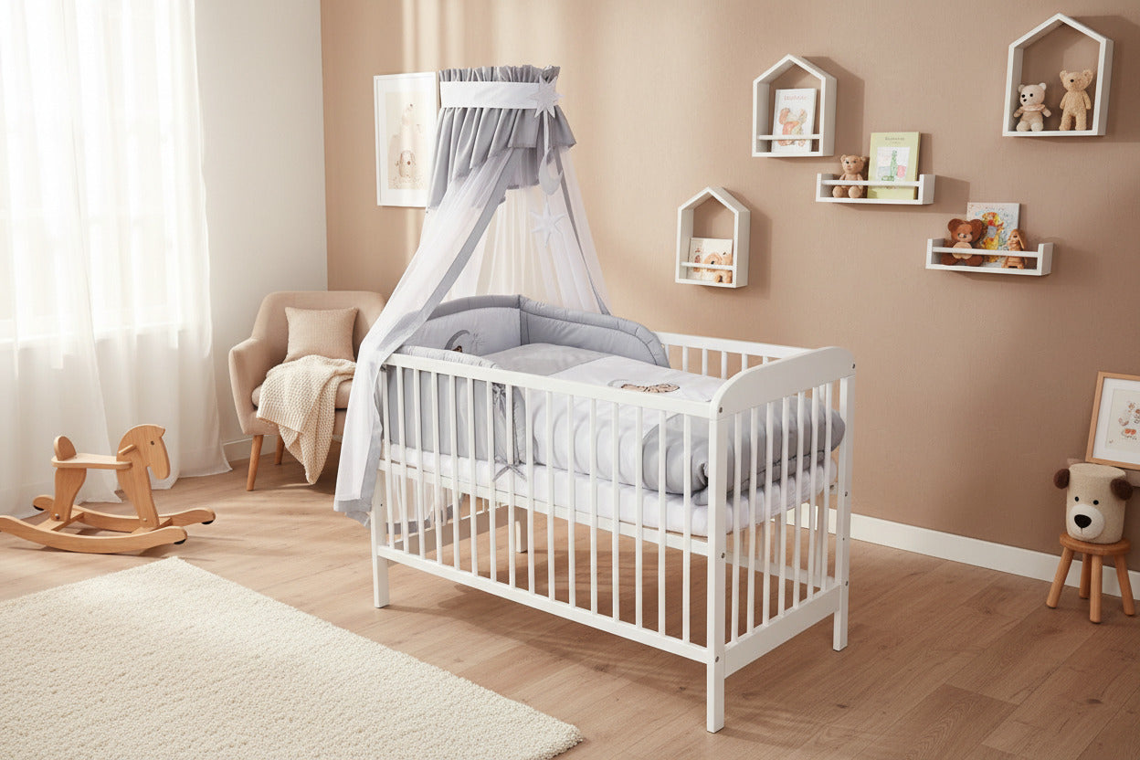 Babybett 60x120 Weiss mit Himmel und Bettwaesche Set im Kinderzimmer