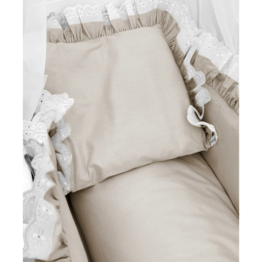 Detailansicht Babybett mit beige-weißer Bettwäsche und romantischen Spitzenakzenten