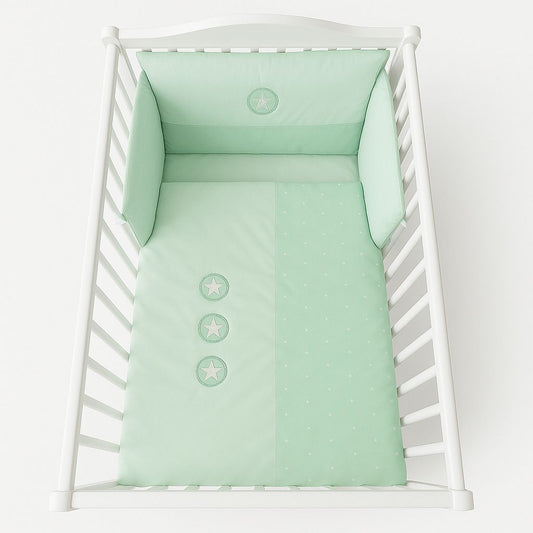 Babybettwäsche grün mit Sternmotiv im Kinderbett