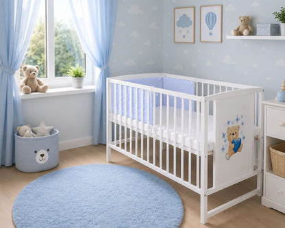 Weißes Babybett mit süßem Bärenmotiv, Matratze und Bettnestchen – ideal fürs Kinderzimmer 