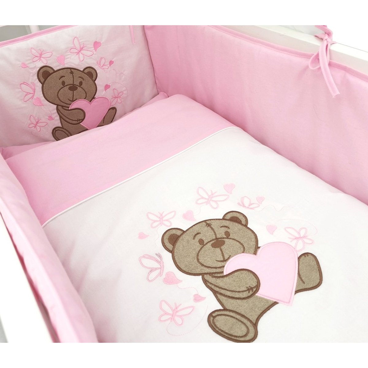 Babybett mit Himmel, rosa Bettwäsche und Tiermotiv