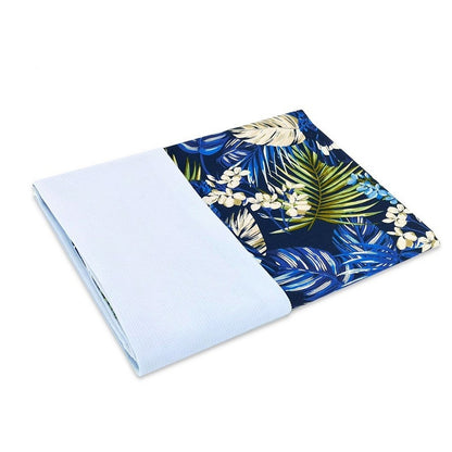 Babydecke in Blau mit tropischem Blätter-Muster – doppelseitig, kuschelig und atmungsaktiv.