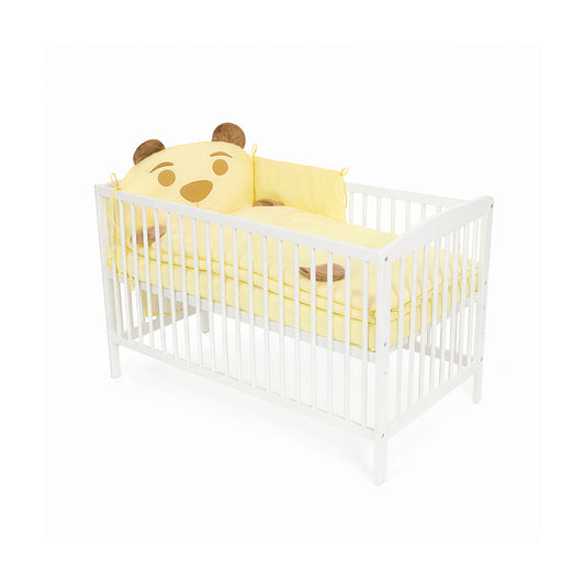 Babybett mit gelber Bären-Bettwäsche und Nestchen aus Plüsch