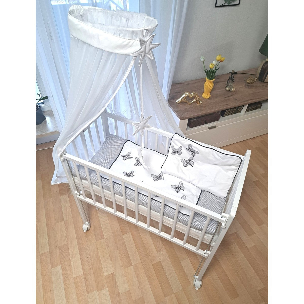 Babybett Beistellbett weiß mit Bio-Baumwolle und Schmetterlingsmotiv