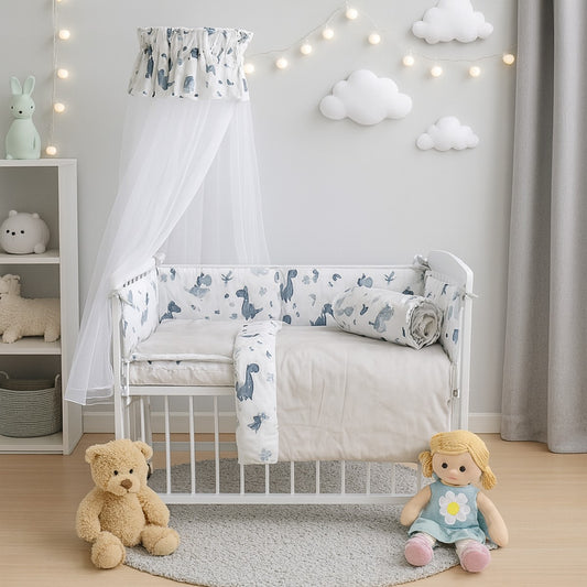 Babyhafen Beistellbett in Weiß mit blauer Dino-Bettwäsche und Himmel – gemütliches Jungenzimmer