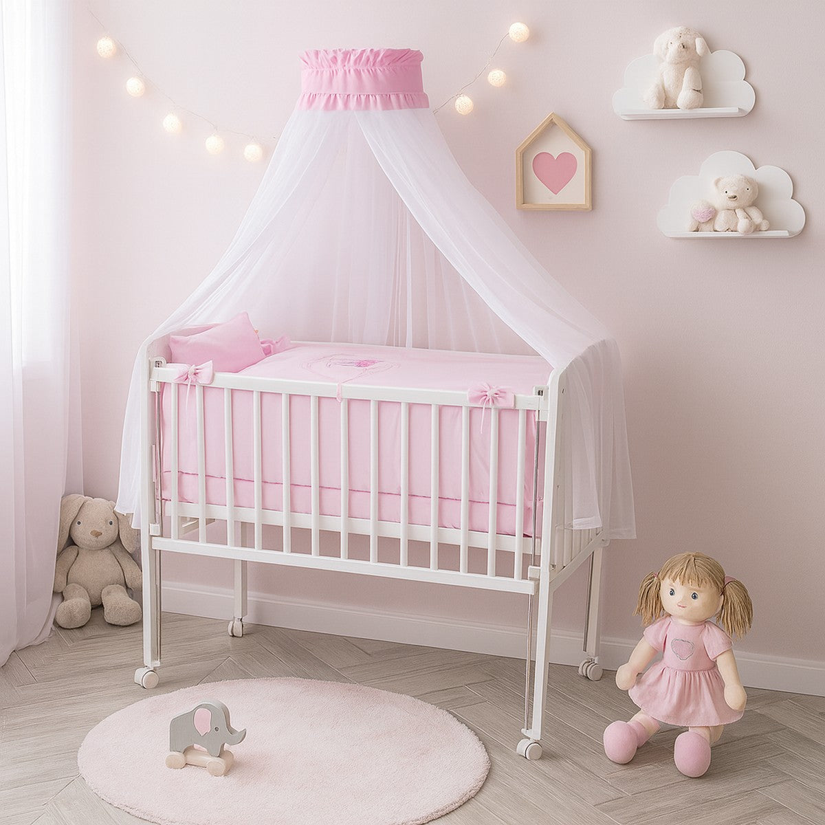 Rosa Babybett mit Himmel und Stickerei – romantisches Design fürs Mädchenzimmer
