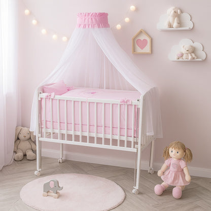 Rosa Babybett mit Himmel und Stickerei – romantisches Design fürs Mädchenzimmer