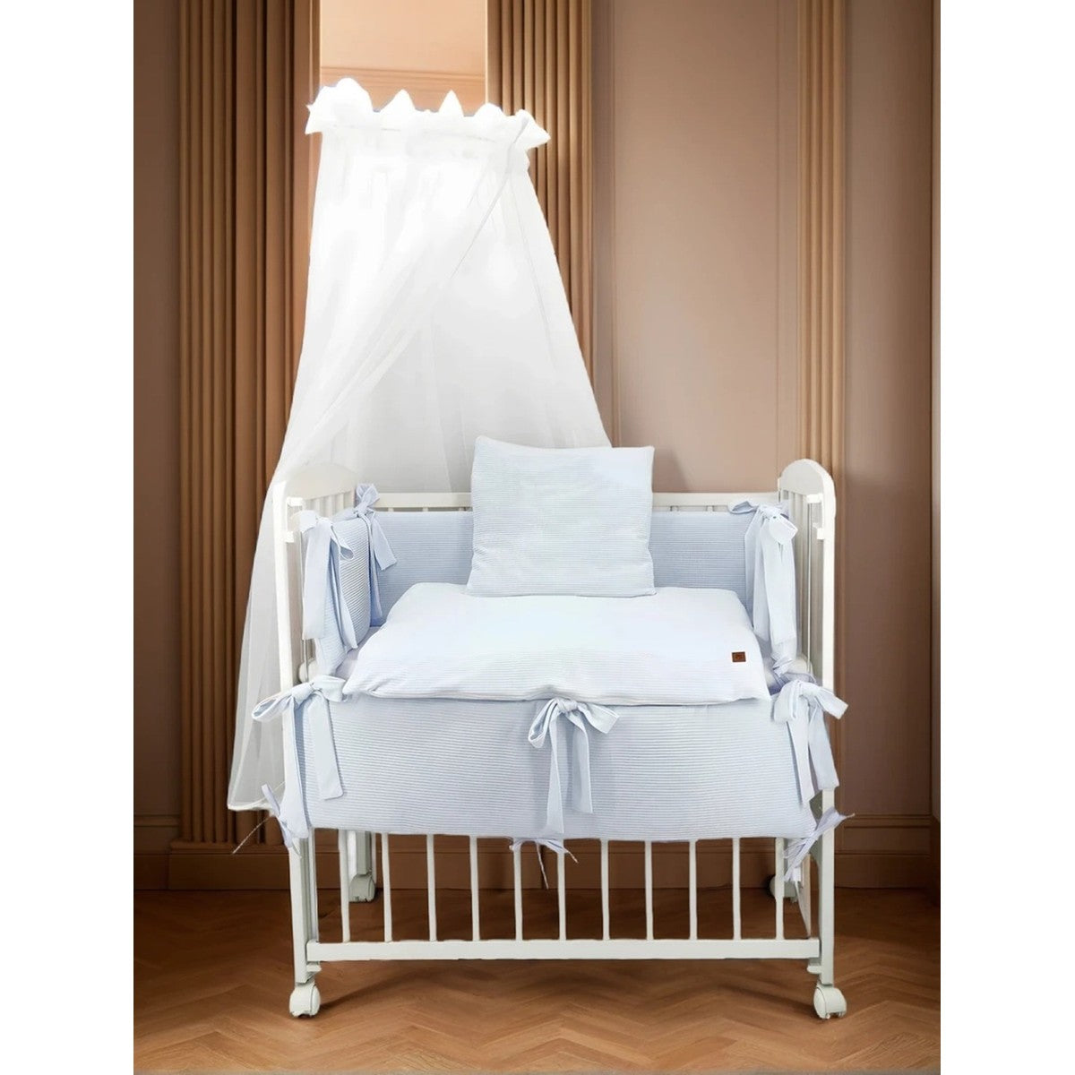 Elegantes Beistellbett in Hellblau für Neugeborene