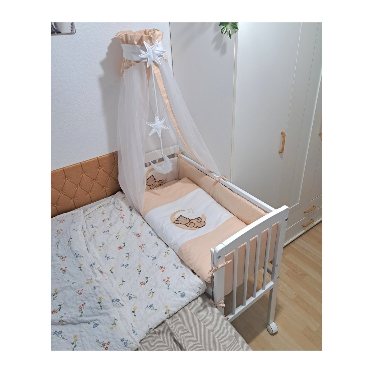 Babyhafen Beistellbett Komplettbett Beige – Bär auf dem Mond - babyhafen.de 