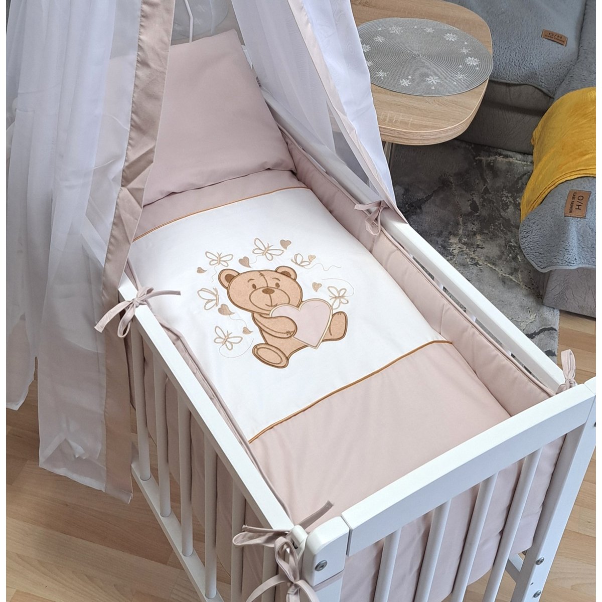 Babyhafen Babybett weiß mit Herzbärchen und Bettset in Beige