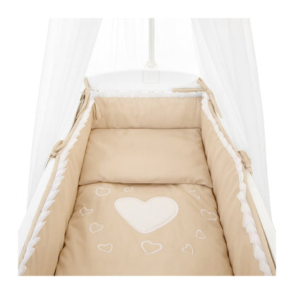 Detailansicht der Babyhafen Bettwäsche Herz Beige mit Nestchen, Kissen und Herzstickerei für Beistellbett 90x40 cm