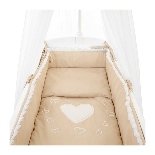 Detailansicht der Babyhafen Bettwäsche Herz Beige mit Nestchen, Kissen und Herzstickerei für Beistellbett 90x40 cm