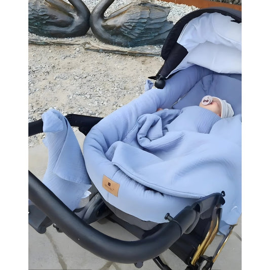 Komfortabler Kinderwagen mit blau Babydecke aus Musselin