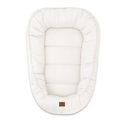 Ein weicher, hochwertiger Baby-Kokon aus 100 % natürlicher Baumwolle – ideal für sicheren, komfortablen Schlaf ab den ersten Lebenstagen.