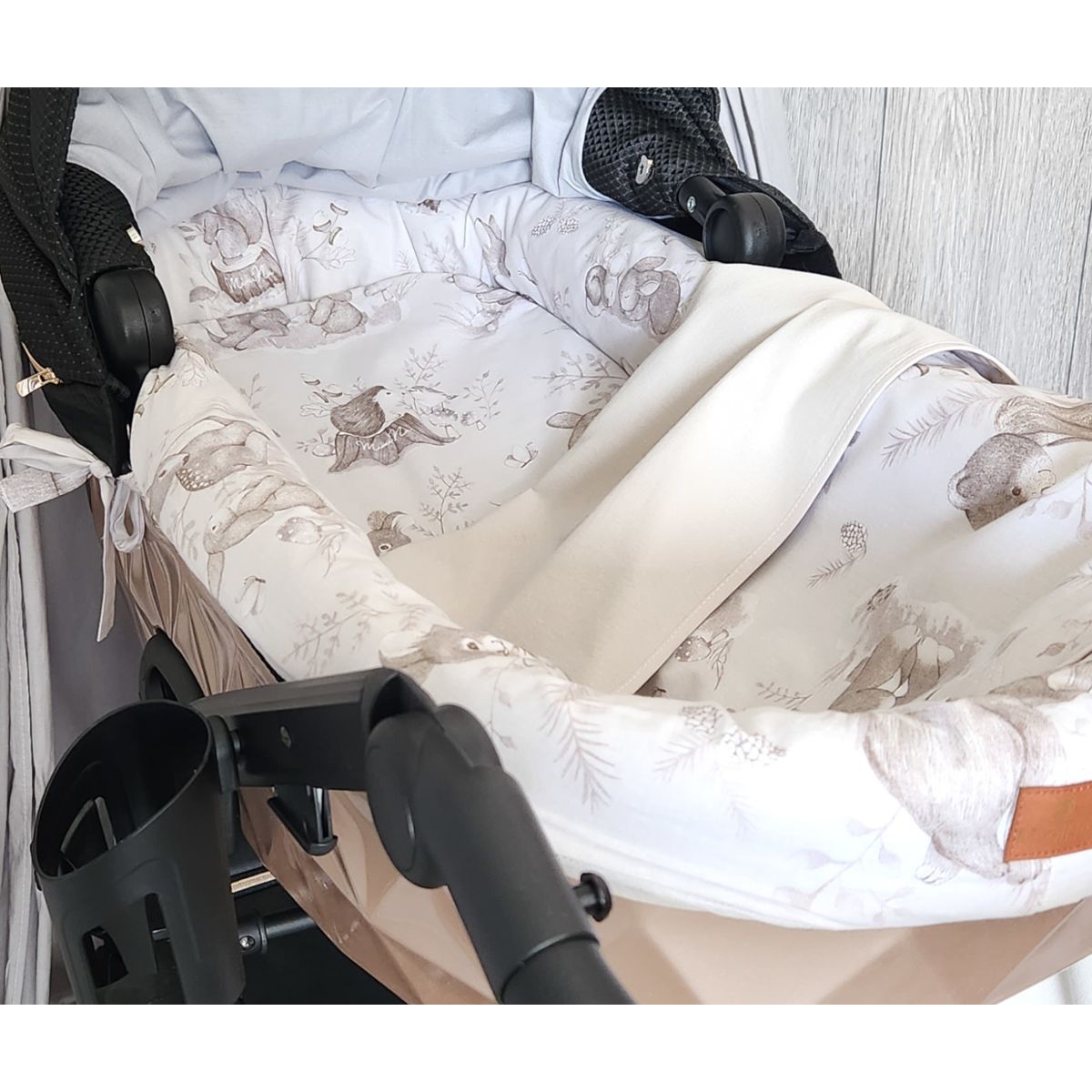 Babynestchen mit Waldtiere Motiv im Kinderwagen – weiche Baby Umrandung für Neugeborene