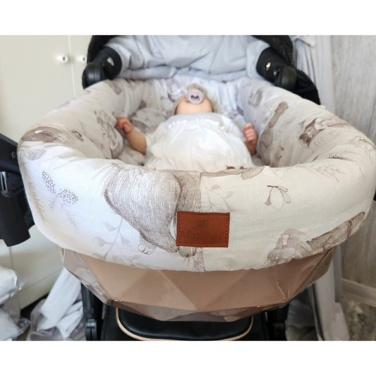 Babynestchen mit Waldtiere Motiv im Kinderwagen für Neugeborene