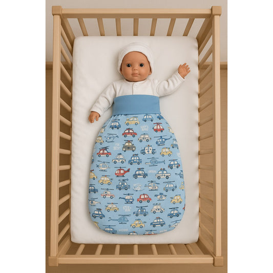 Babyschlafsack hellblau mit Auto-Motiv im Babybett
