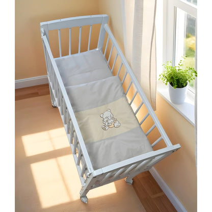 Beistellbett 40x90 weiß verstellbar mit beiger Bettwäsche und Bärenmotiv
