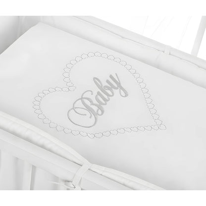 Weiße Baby Bettwäsche für Beistellbett 40x90 cm mit Herz Stickerei und Baby Schriftzug