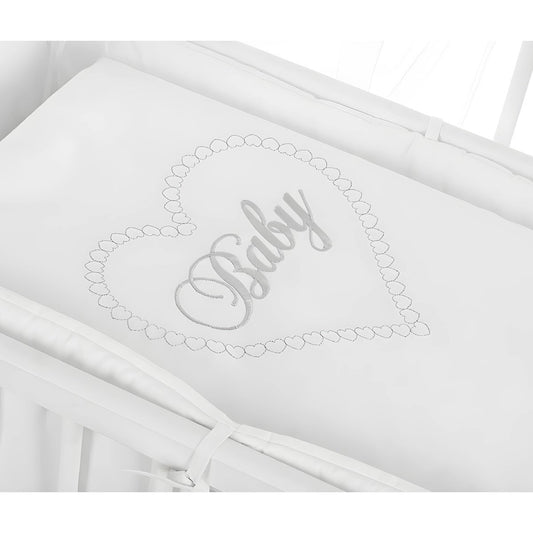 Weiße Baby Bettwäsche für Beistellbett 40x90 cm mit Herz Stickerei und Baby Schriftzug