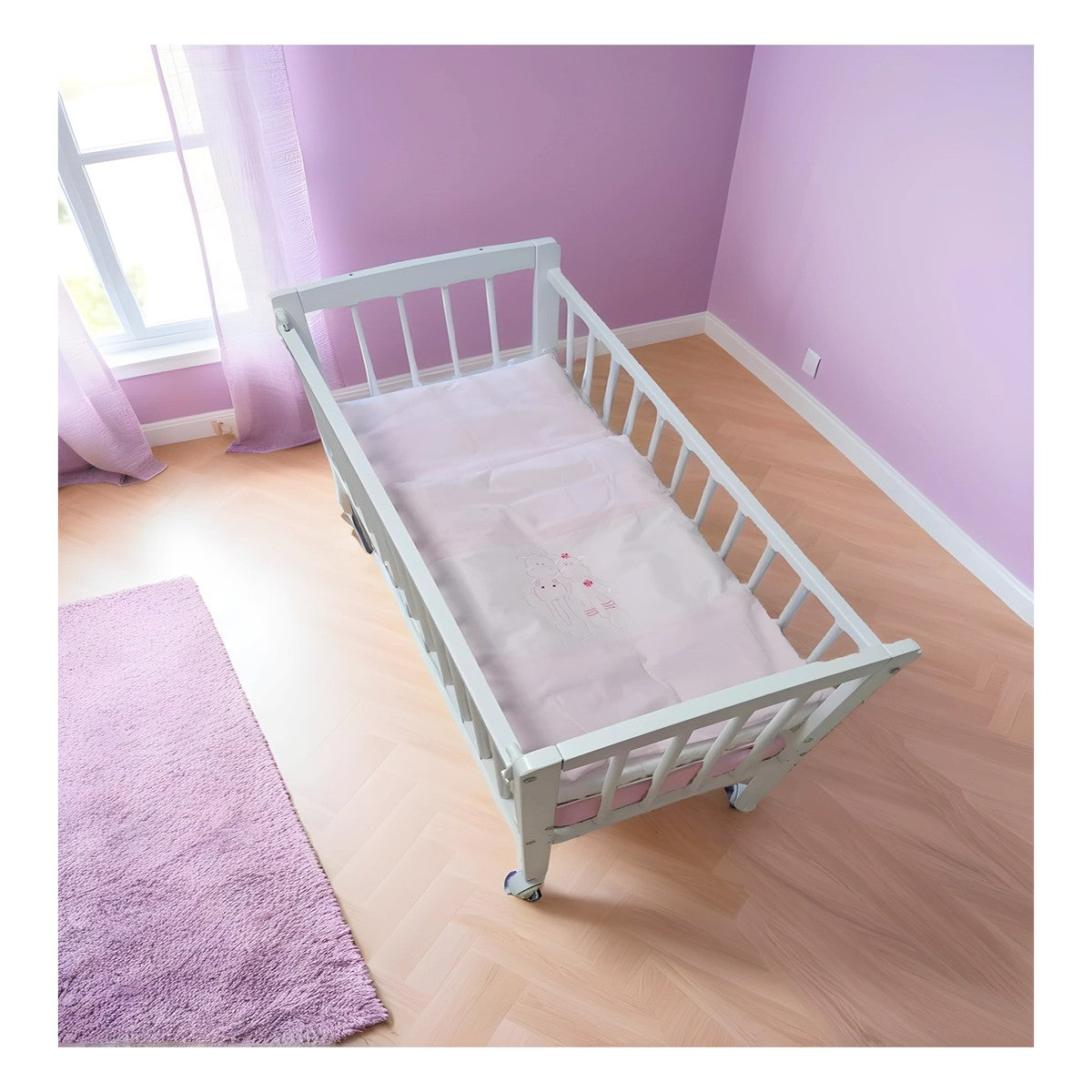 Beistellbett 40x90 weiß mit Rollen und rosa Bettwäsche im Babyzimmer