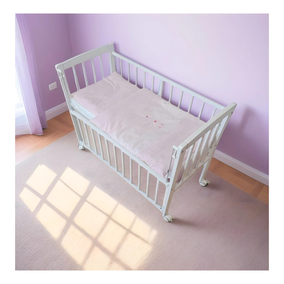 Beistellbett 40x90 weiß mit rosa Bettwäsche im Babyzimmer