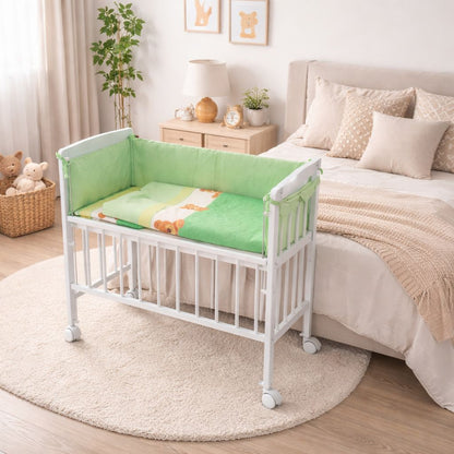 Beistellbett 90×40 cm mit Matratze und Bettwäsche für Neugeborene im modernen Kinderzimmer