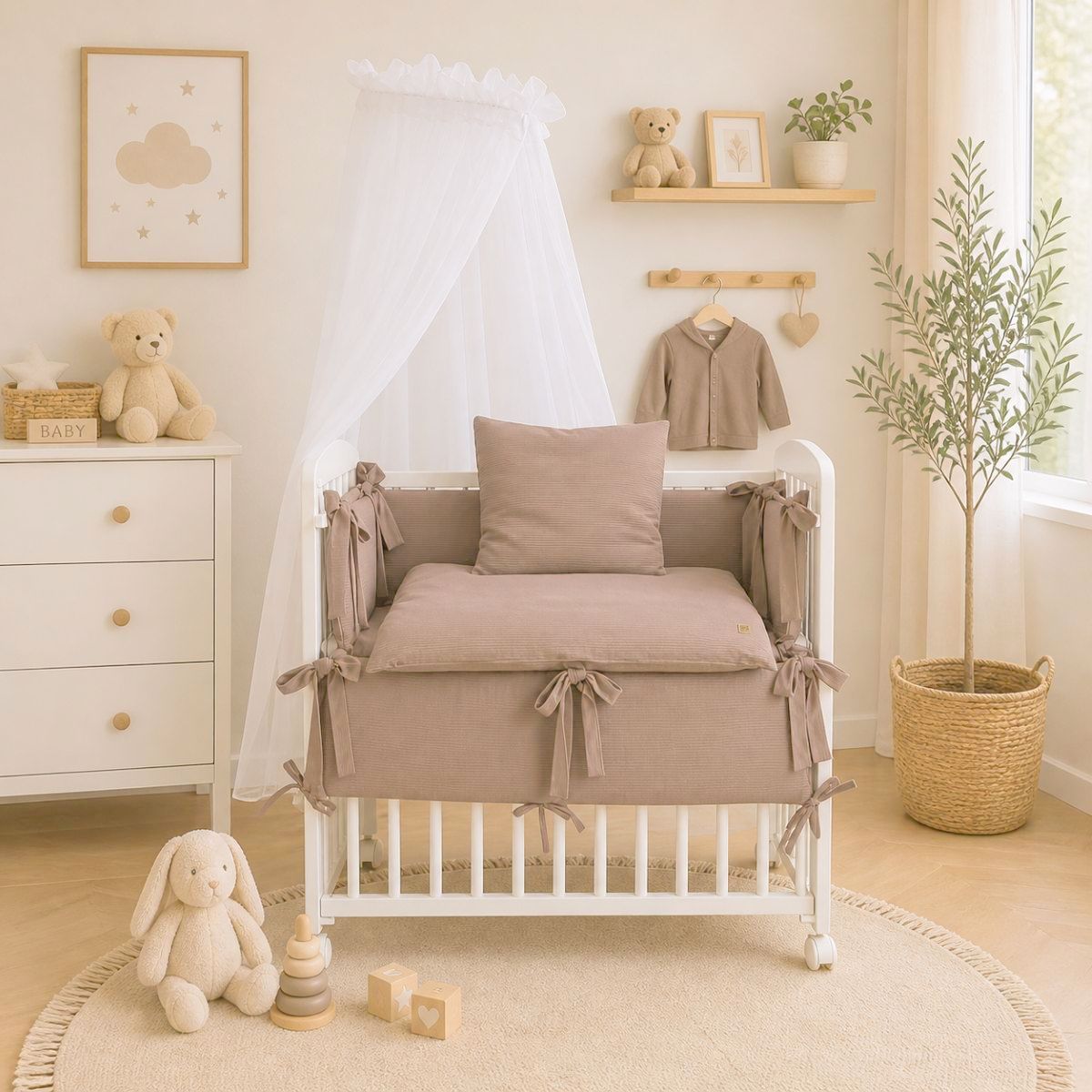 Beistellbett Babyhafen aus Musselin in Hellbeige im stilvollen unisex Kinderzimmer mit sanfter Dekoration