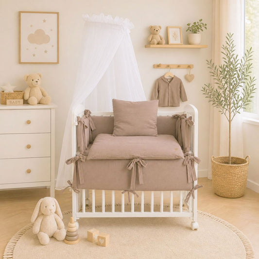Beistellbett Babyhafen aus Musselin in Hellbeige im stilvollen unisex Kinderzimmer mit sanfter Dekoration