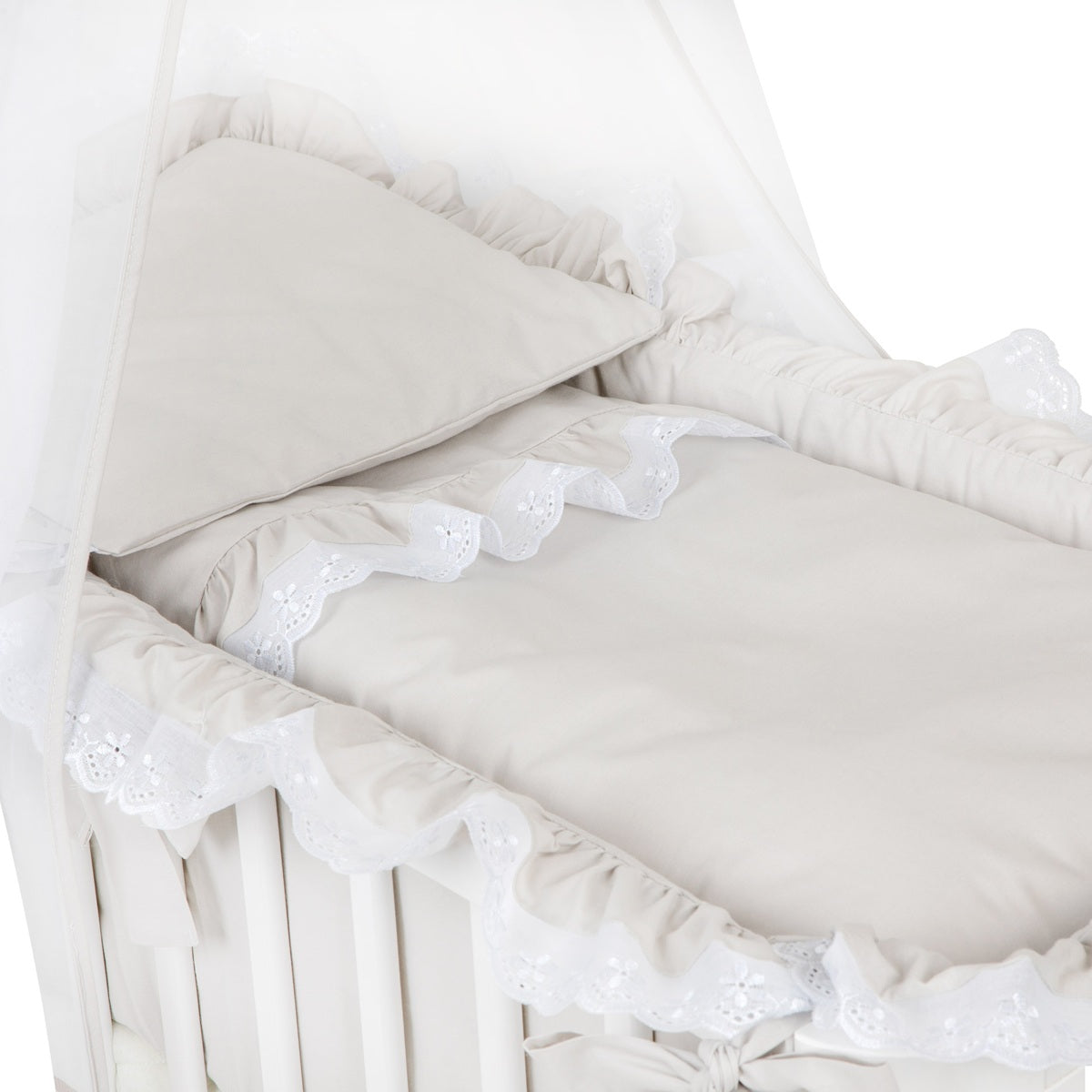 Detailansicht der Royal Grau Bettwäsche mit Spitze und Nestchen im 3in1 Beistellbett 90x40 cm
