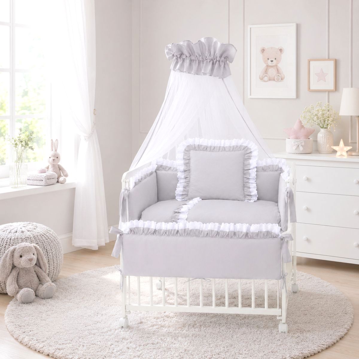 3in1 Beistellbett Royal Grau im hellen Babyzimmer mit Baldachin, Bettwäsche und Nestchen 90x40 cm
