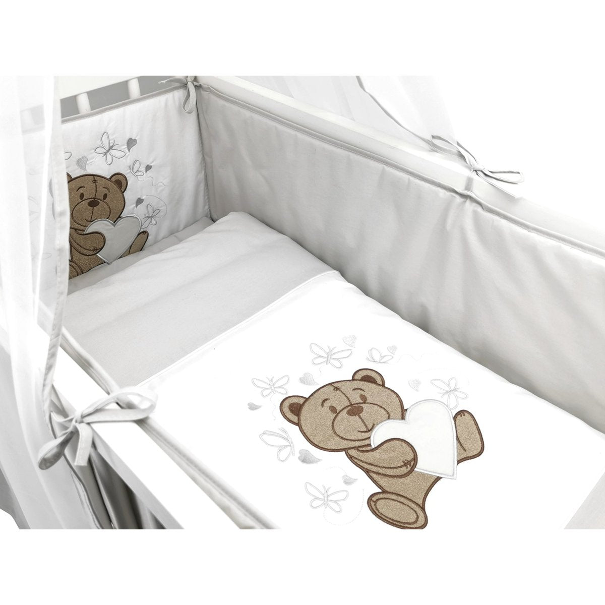 Beistellbett mit besticktem Knuddelbär-Motiv in Grau, komplette Babybett-Ausstattung – babyhafen.de